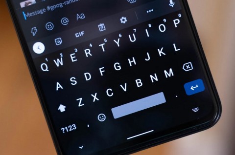 Menggunakan Keyboard dengan Pemeriksaan Ejaan Otomatis di HP