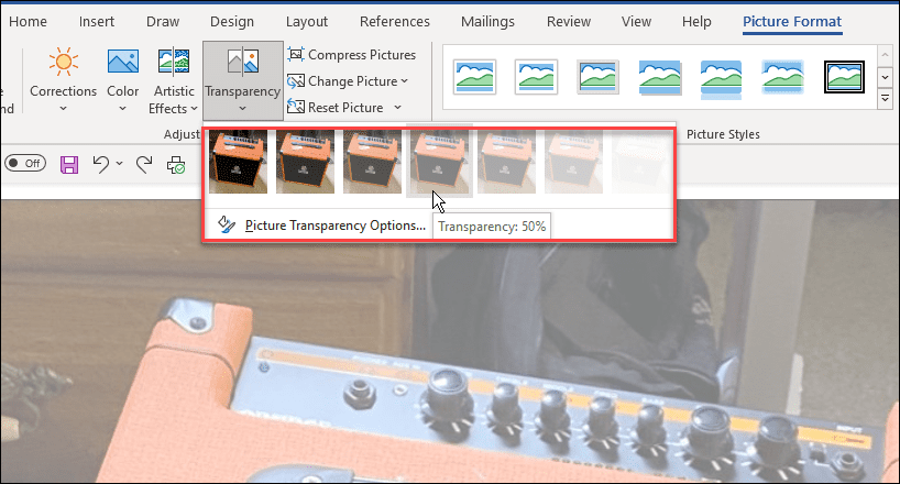 Klik gambar dan pada tab Format, pilih opsi Transparansi