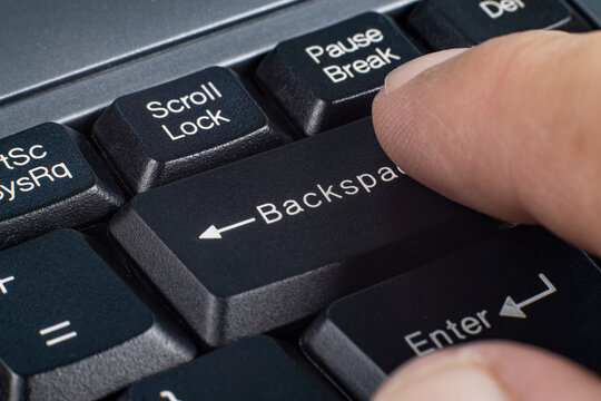 Jika kamu ingin menghapus baris kosong sebelum kursor, tekan tombol Backspace pada keyboard
