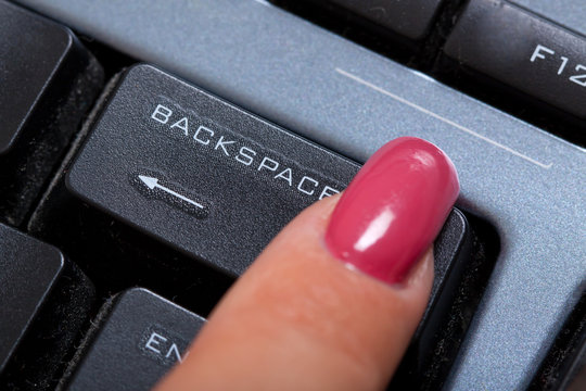 Tekan tombol Delete atau Backspace pada keyboard untuk menghapus kata tersebut.