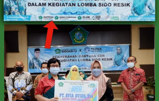 Sebuah kegiatan Pemkab Sidoarjo di ruang pertemuan Bappeda yang terpasang banner janggal itu.