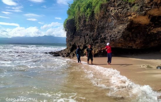 Pengunjung tampak asik menyaksikan pesona pantai pasir putih Liang Balla. || Foto: dok. Akuratnews // Yohanes Marto.