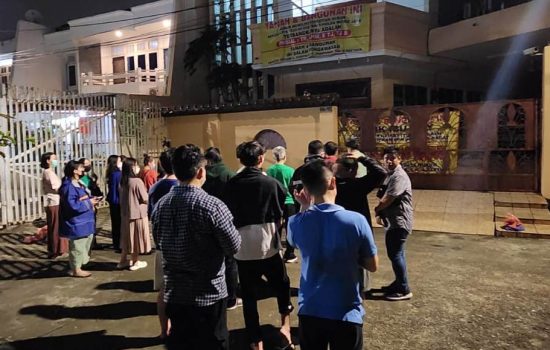 Aksi pengusiran paksa yang ditandai kekerasan fisik dilakukan sekelompok pria kepada umat yang tengah beribadah di Wihara Tien En Tang, Perumahan Green Garden, Kebun Jeruk, Jakarta Barat, Kamis, 22 September 2022 lalu.