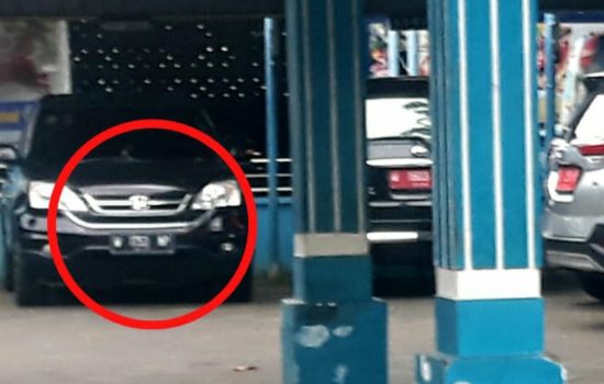 Tampak: Mobdin pejabat berplat nopol warna hitam parkir di pelataran kantor Dinas Perikanan.