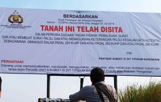 Penyitaan tanah sengketa ini dilakukan oleh Tim Subdit IV Poldok Dit Tipidum Bareskrim Polri dan Kasat Reskrim Polresta Sidoarjo pada Kamis (02/08/2018) (Arief, Akuratnews)